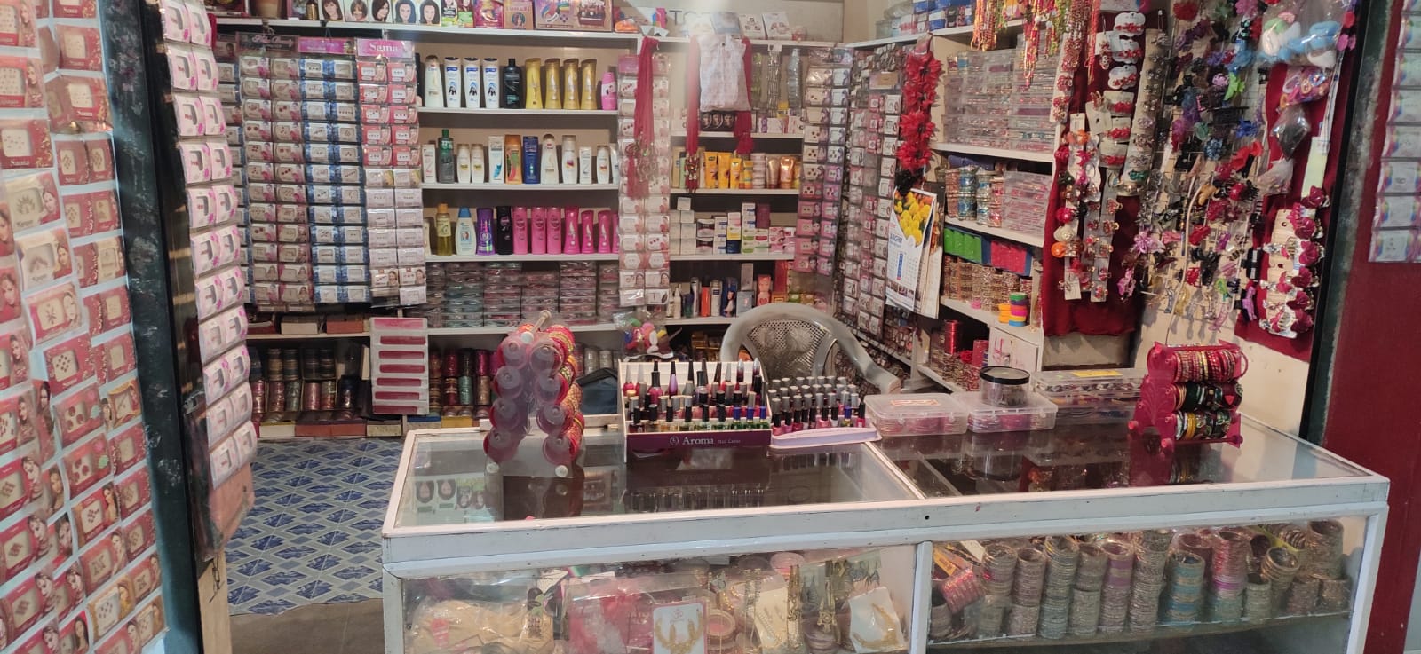 Excellent Commercial Opportunity: Full Cosmetic Shop for Sale and Rent in a Prime Location